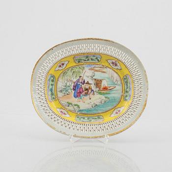 A porcelain dish, Canton, China, 19th Century.