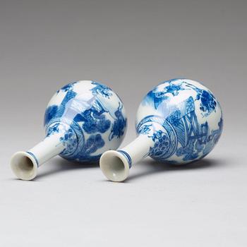 A pair of blue and white pear shaped vases, Qing dynasty, Kangxi (1662-1722).