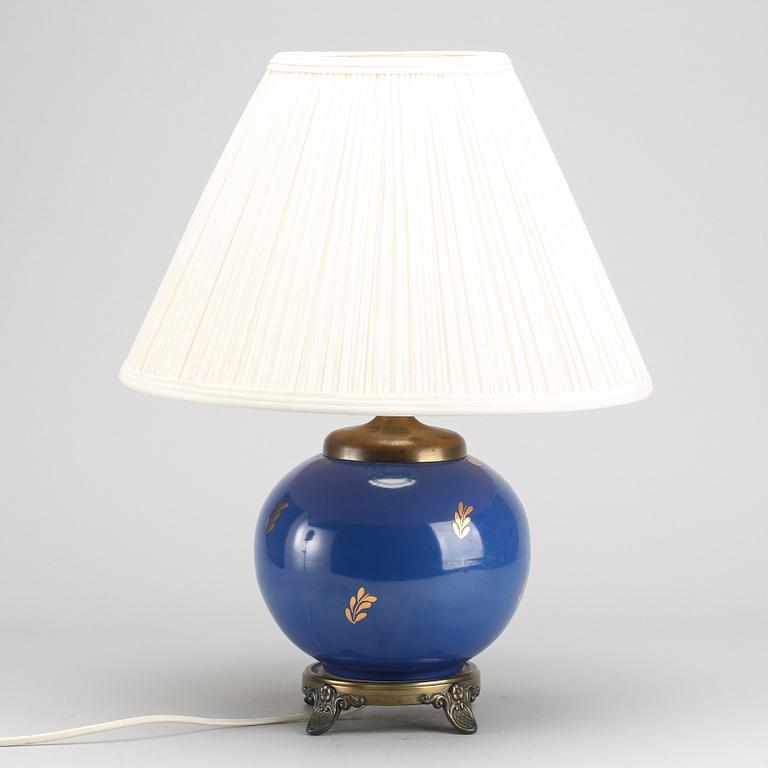 A CERAMIC NITTSJÖ LAMP.