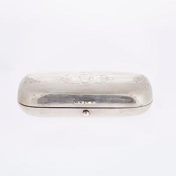 CIGARRETUI, silver, S:t Petersburg, Ryssland 1800-talets slut. Vikt 106 g.