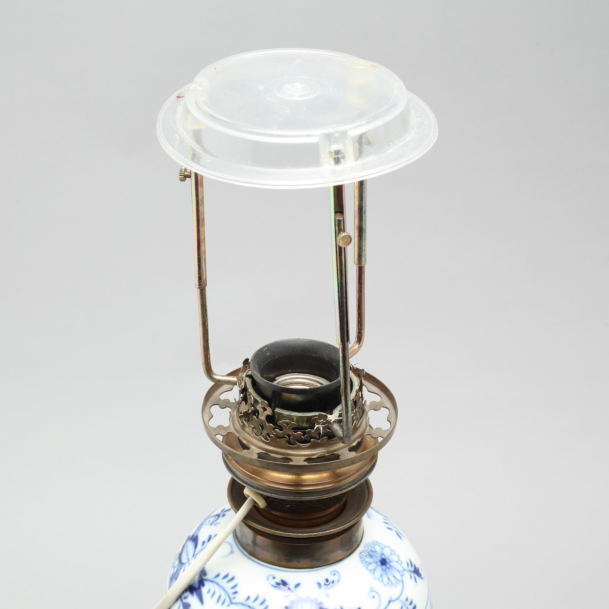 A pair of "Zwiebelmuster" lamps, made by Meissen in the first half of the 20th century.