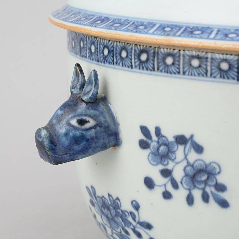 A blue and white tureen with cover, Qing dynasty, Qianlong (1736-95).