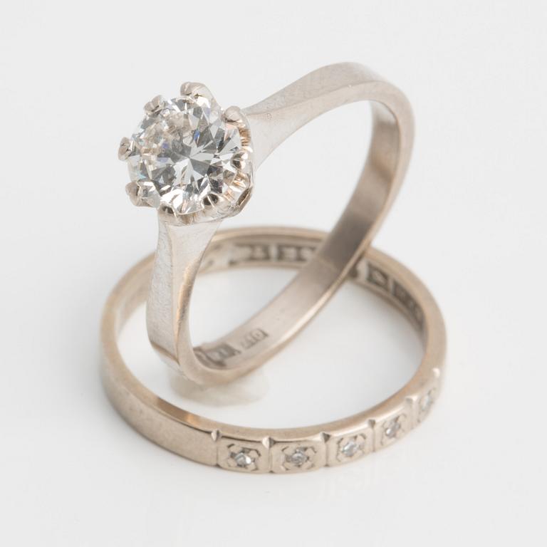 RINGAR, 18K guld med briljantslipad diamant ca 0.88 ct samt ring med mindre åttkantslipade diamanter.