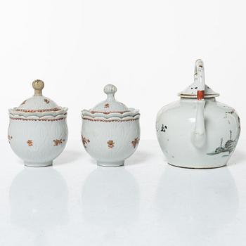 Cremekoppar med lock, ett par, 1700-tal samt tekanna 1900-tal.