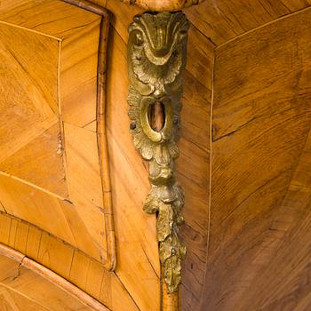 A SWEDISH CHEST OF DRAWERS, 18th Century.