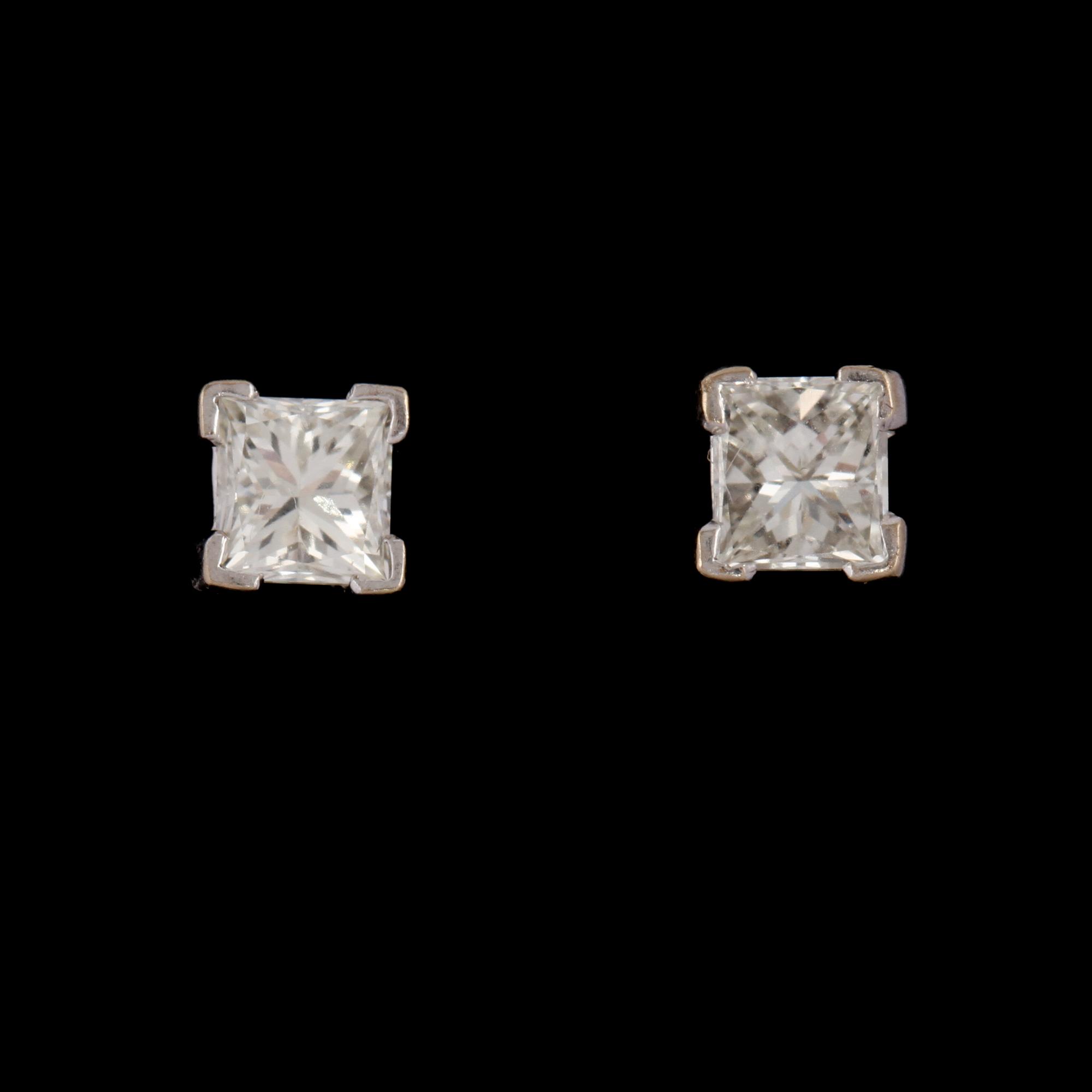 ÖRHÄNGEN, ett par, 18k vitguld med prinsesslipade diamanter, totalt 0.75 ct. Vikt 2 g.