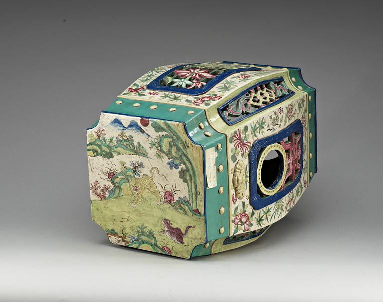 An 'enamel on copper' imitating ceramic garden seat, Qing dynasty, ca 1800.