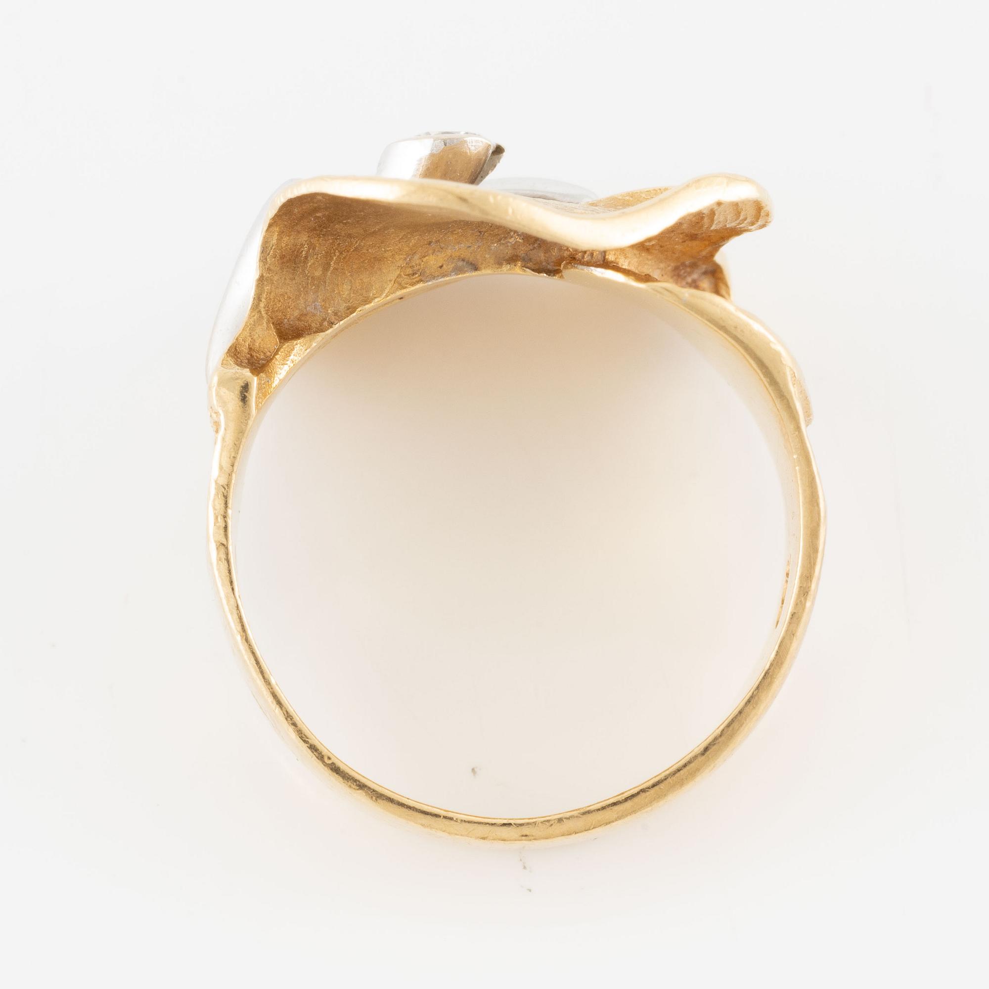 Ole Lynggaard, ring, 18K gold with a small brilliant-cut diamond.