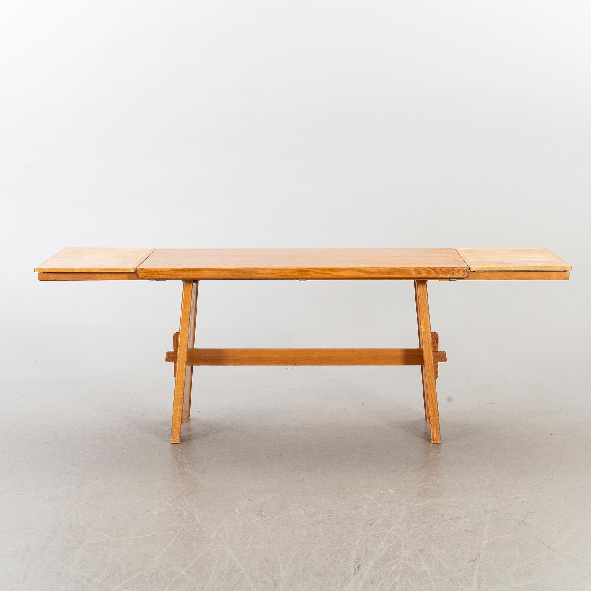 A Carl Malmsten 1930/40:s pine dining table for Svensk Furu.