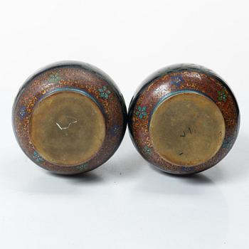 A pair of cloisonné vases, two dishes, two cylindrical vases and a jar with cover, 19/20th century.