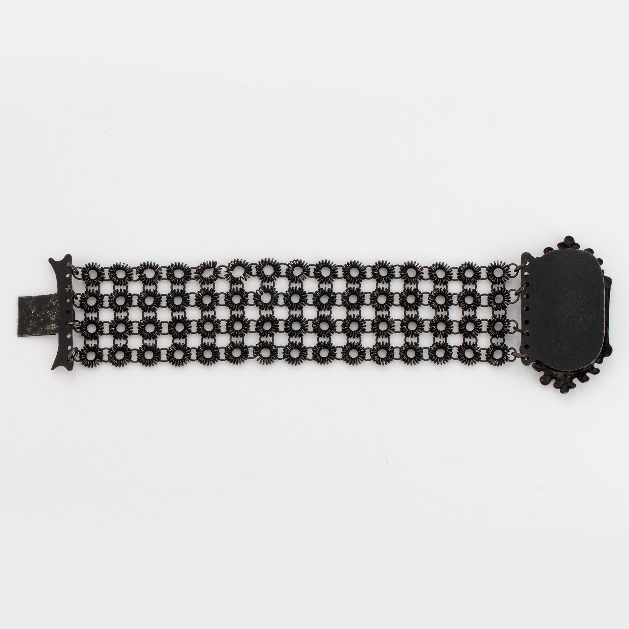 A Berlin iron and steel bracelet with a cameo. Berlin 1820-30.