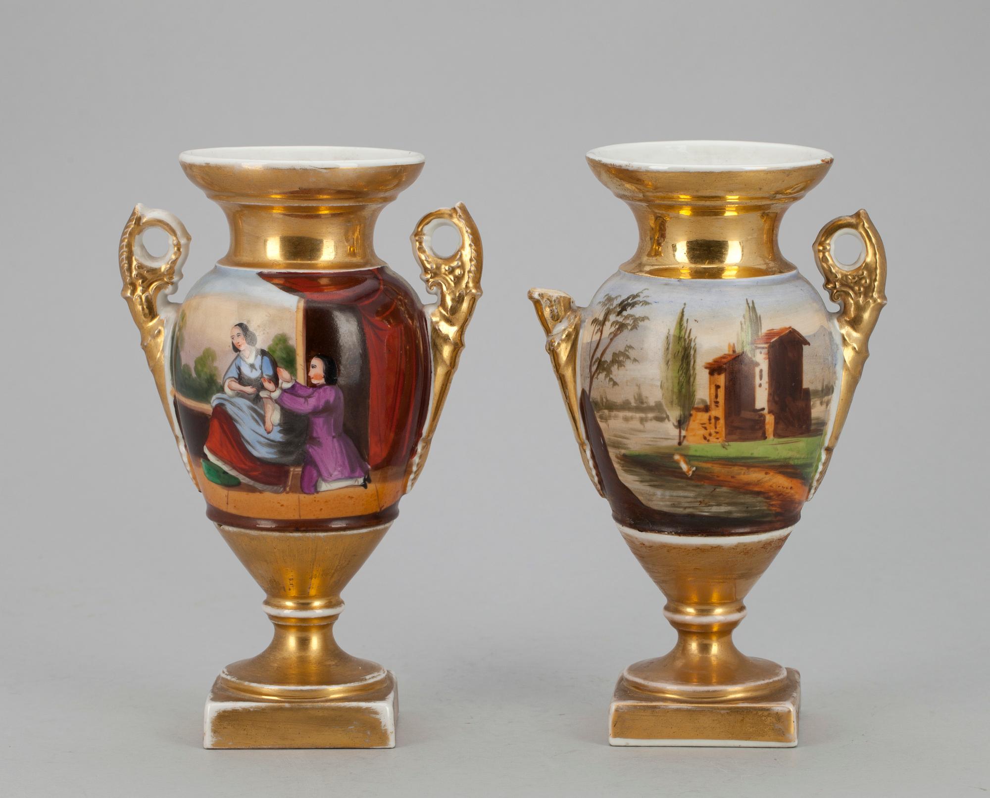 URNOR ett par,  porslin, 1800-tal.