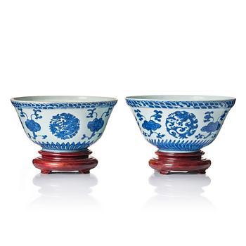 962. A matched pair of blue and white bowls, Qing dynasty, 19th century.