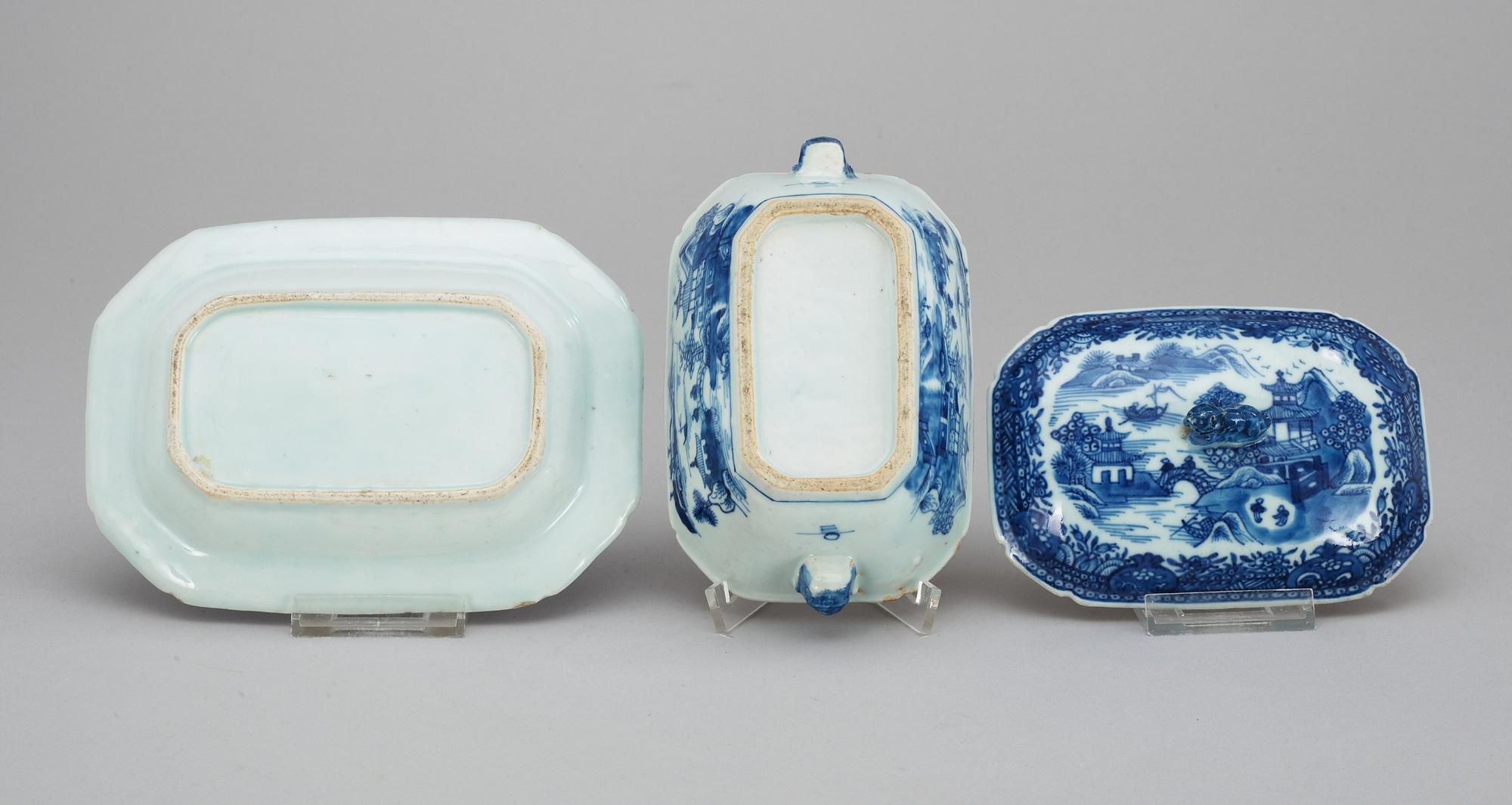 SMÖRTERRIN MED LOCK och FAT, 2 st snarlika. Kompaniporslin. Qing dynastin, Qianlong (1736-95).
