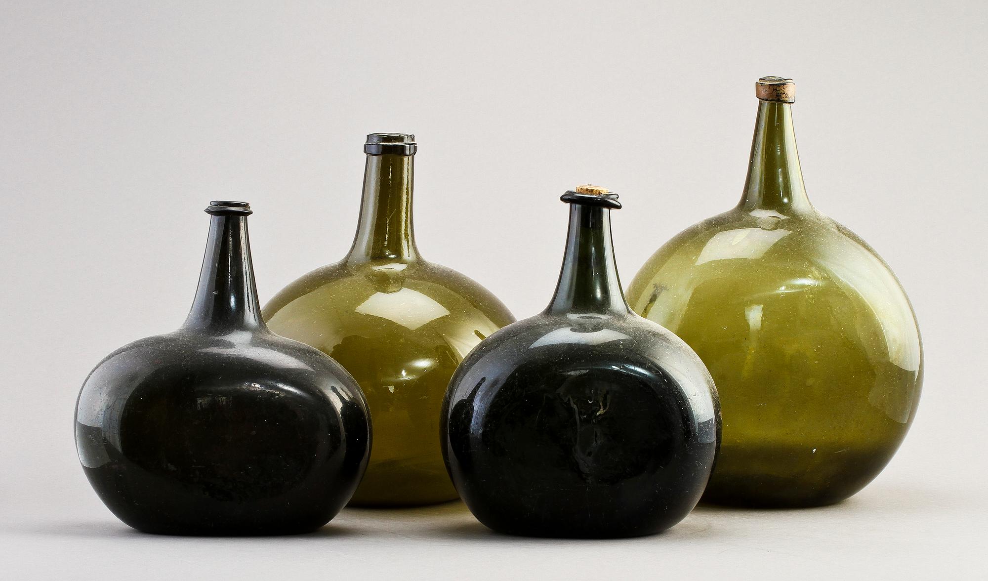 FLASKOR, 4 st, glas, omkring sekelskiftet 1800.