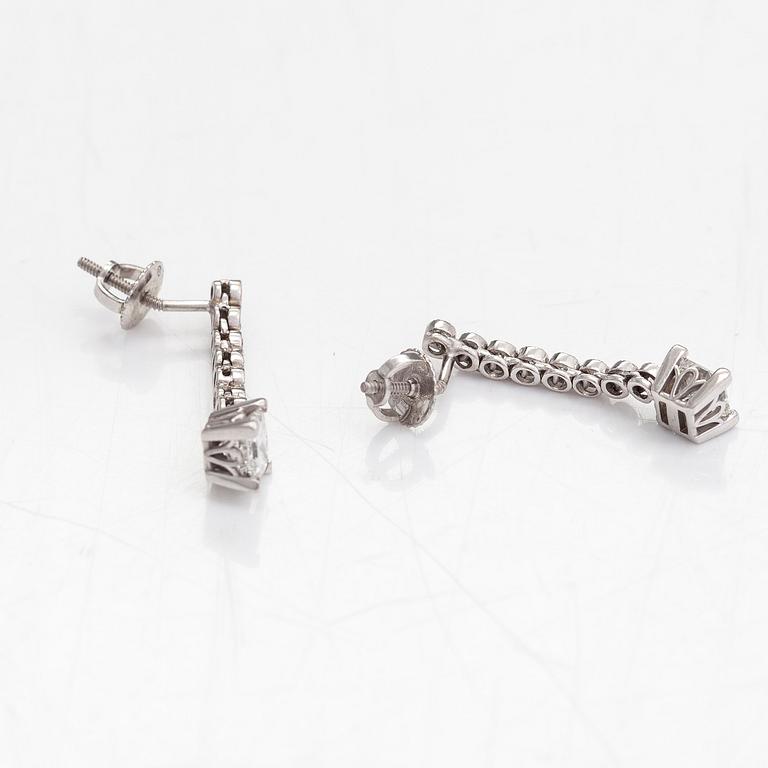 A pair of 18K whitegold earrings with princess-  and brilliantcut diamonds approx 1.26 ct in total.
