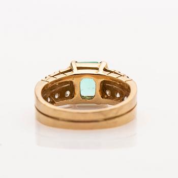 Ring, 18K gold with an emerald set in it and 12 brilliant-cut diamonds.