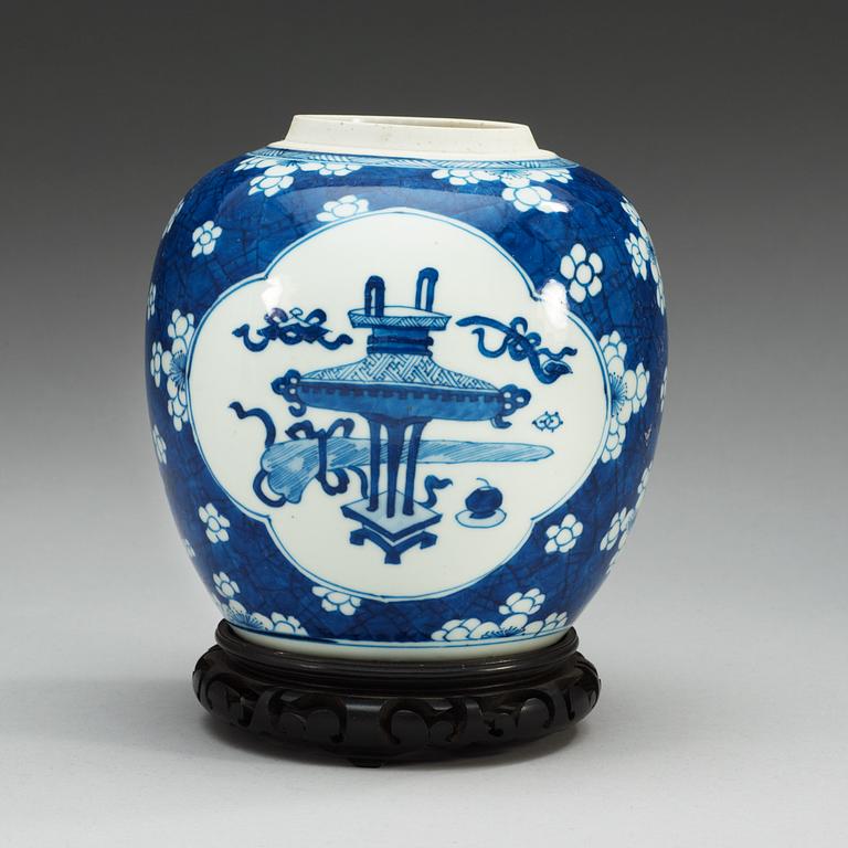 A blue and white pot, Qing dynasty, Kangxi (1662-1722).