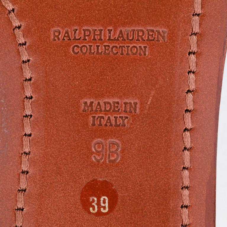 RALPH LAUREN, a pair of brown leather sandals. Size 39.