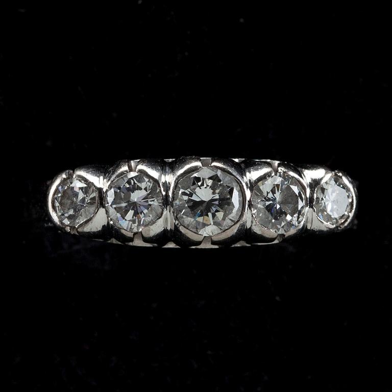 RING, vitguld, fem briljantslipade diamanter tot. ca 0,50 ct. 1900-talets senare hälft. Vikt 3,6 g.