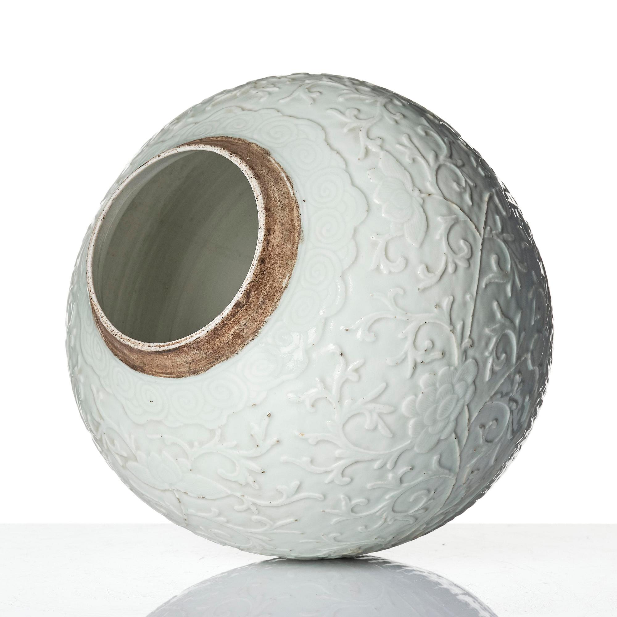 A blanc de chine jar, Qing dynasty, 19th century.