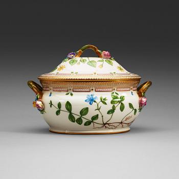 1546. A Royal Copenhagen 'Flora Danica' tureen with cover, Denmark, 20th Century.