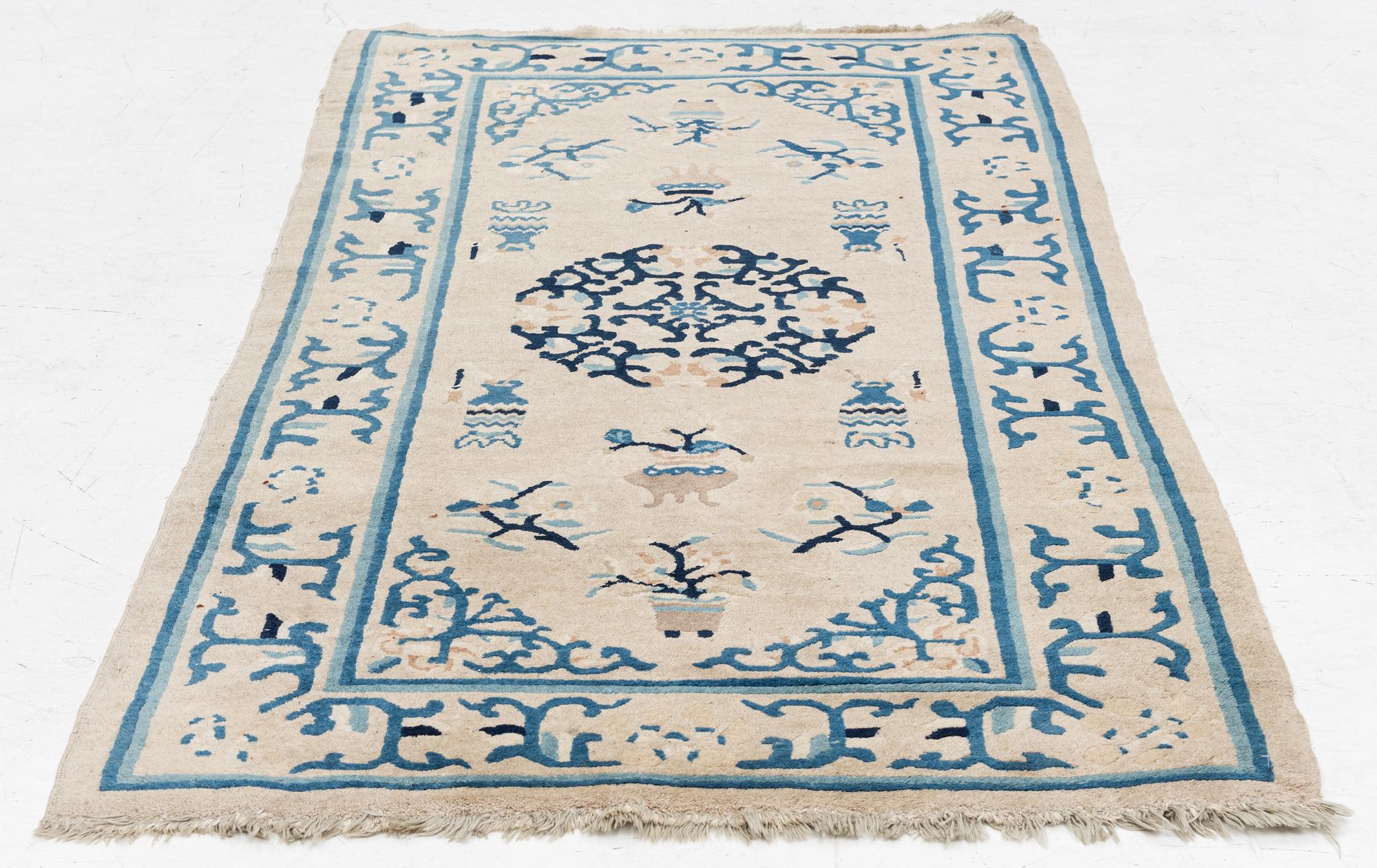 Carpet, China, approx. 175 x 95 cm.