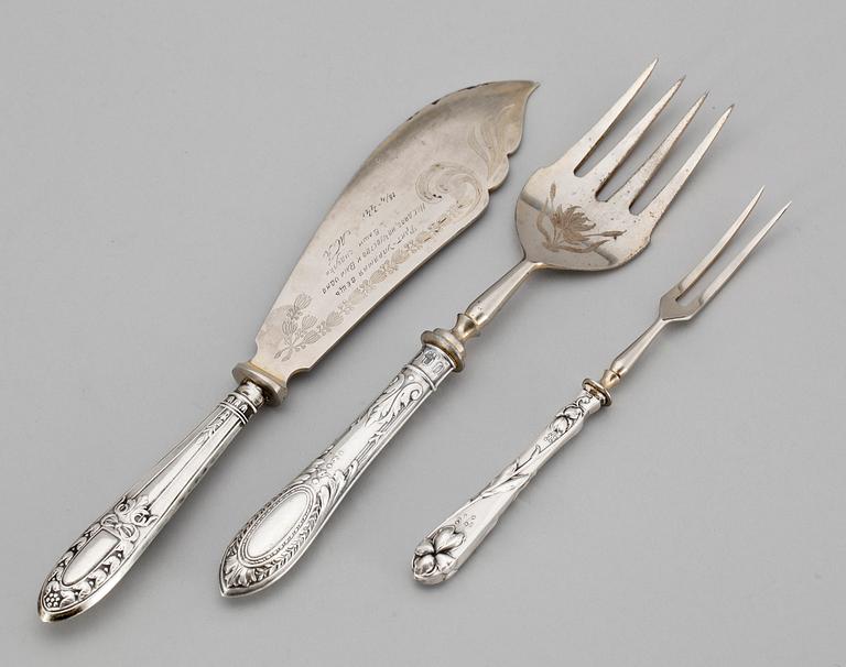 SERVERINGSBESTICK samt MINDRE GAFFEL, silver, bl a Tyskland och rysk importstämpel. Sekelskiftet 1900. Tot ca 270 gr.