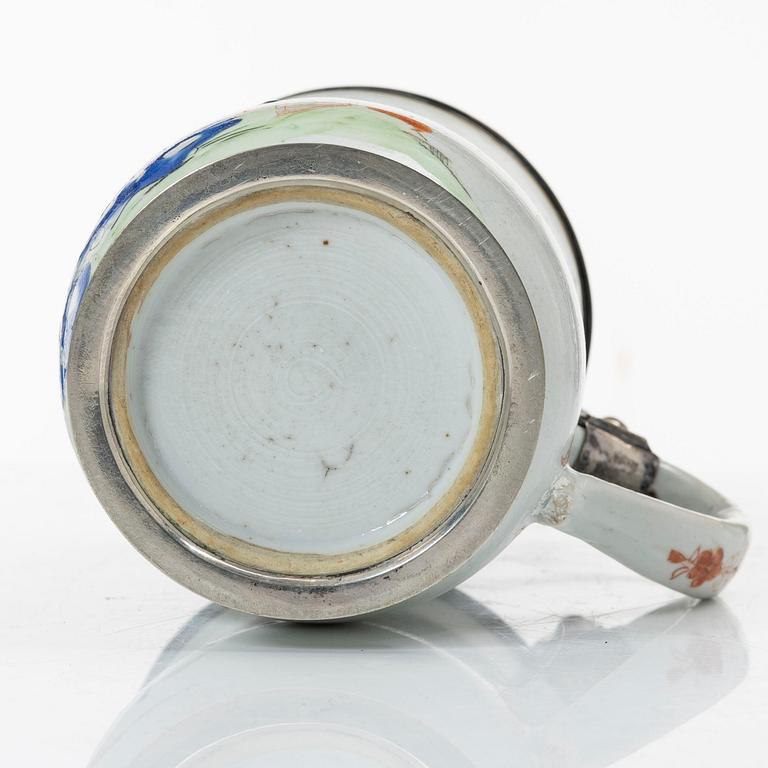 Nils Gram d ä, mugg med silverlock, kompaniporslin och silver, Köpenhamn 1756 samt Qingdynastin Qianlong (1736-95).