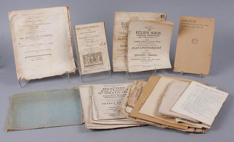 PARTI KUNGÖRELSER, AVHANDLINGAR OCH SMÅTRYCK, ca 40 st, 1700-1800-tal.