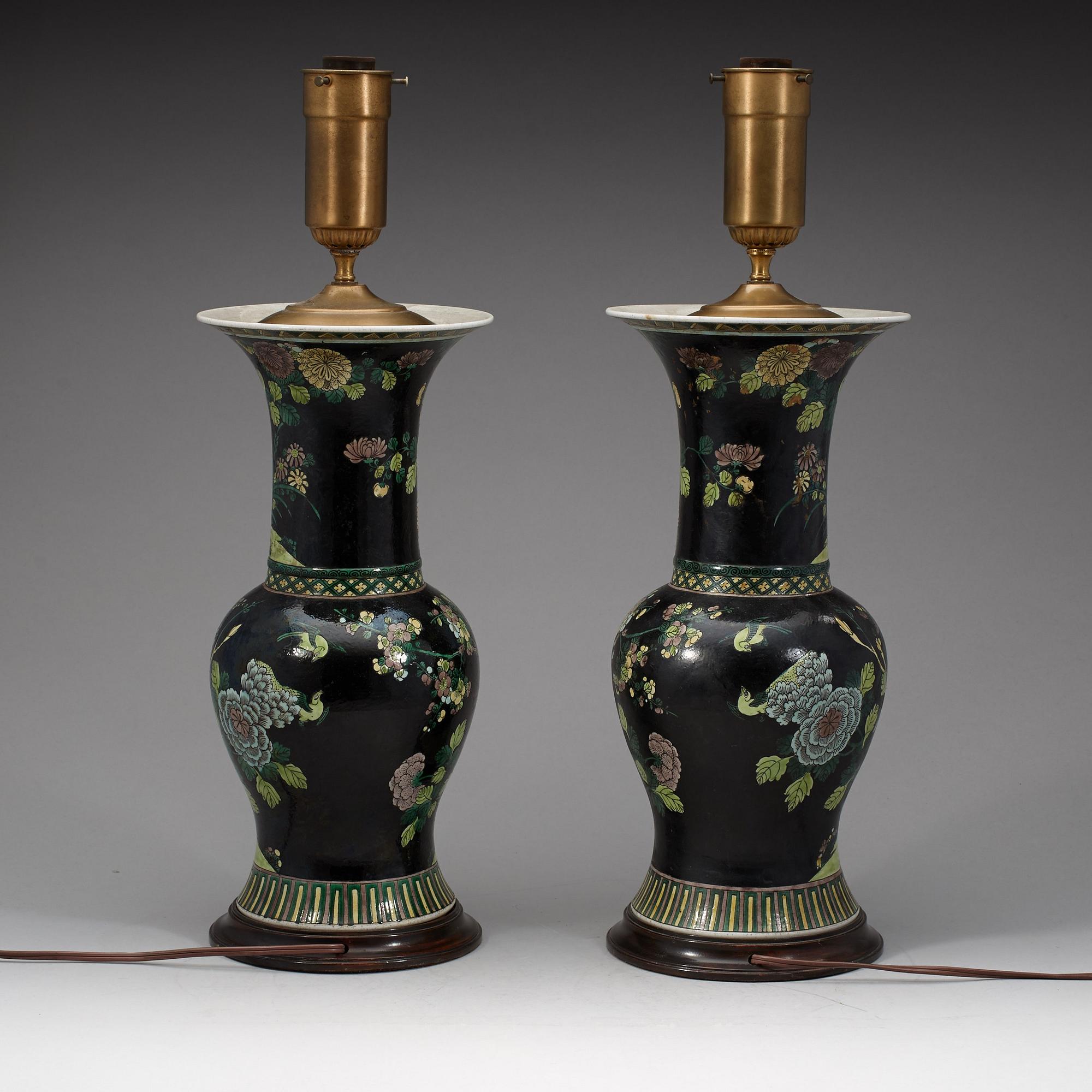 VASER/BORDSLAMPOR, ett par, porslin. Qingdynastin, 1800-tal.