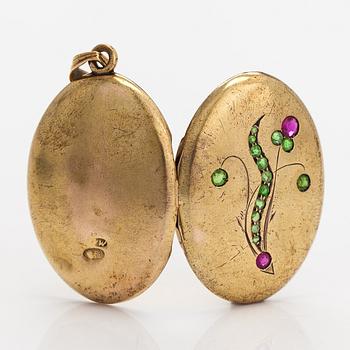 Medaljonki riipus, 14K kultaa, synteettiset rubiinit ja demantoidigranaatteja. Pietari, 1908-1926.
