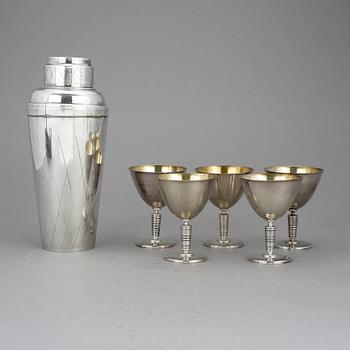 SHAKER och COCKTAILGLAS, 5 st, nysilver, bl.a. CG Hallberg, 1930-40-tal.