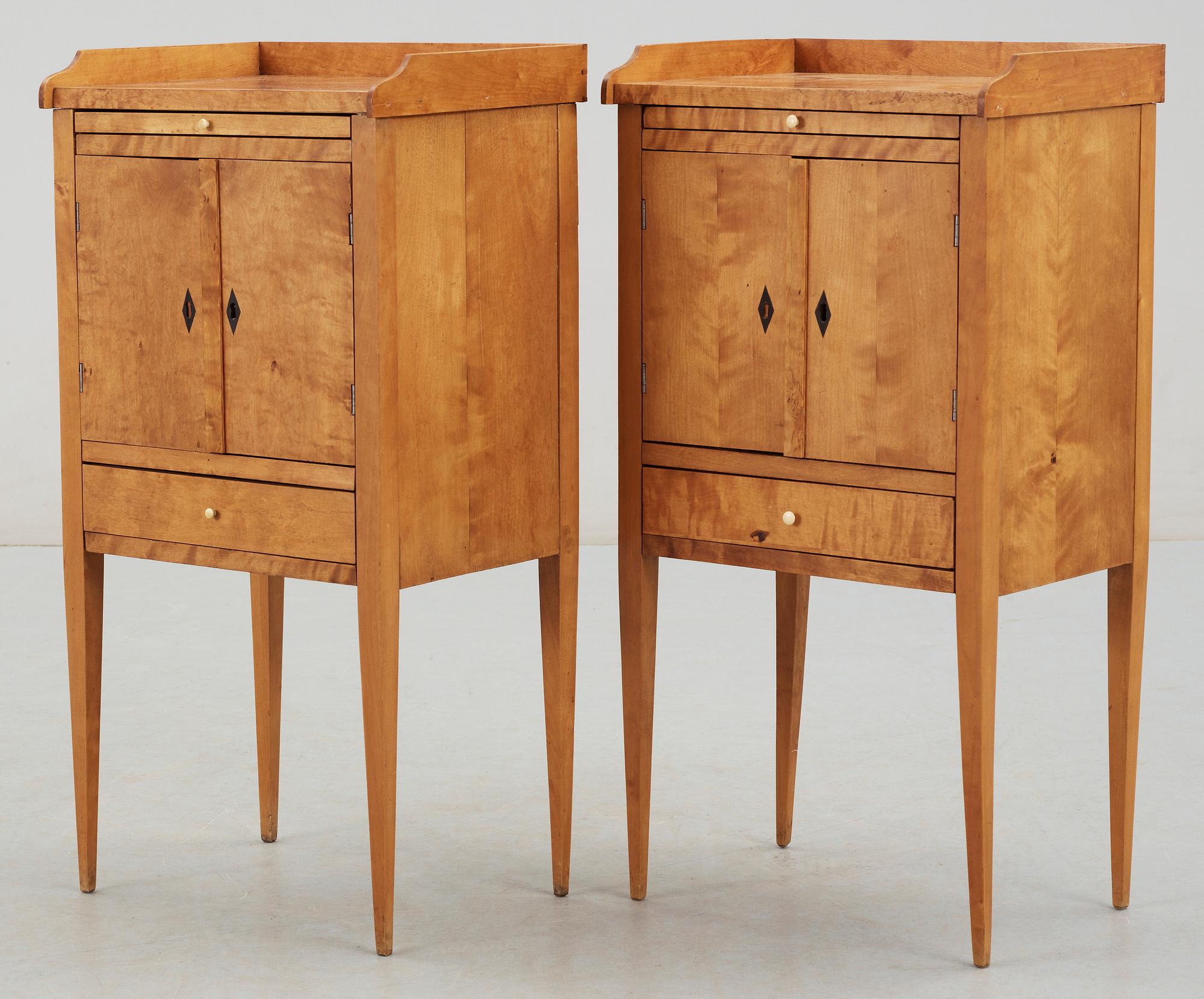 POTTSKÅP, ett par, gustaviansk stil, 1900-talets första hälft.