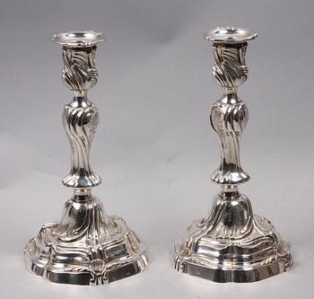 LJUSSTAKAR, ett par, nysilver, rokokostil, Frankrike, 1900-tal.