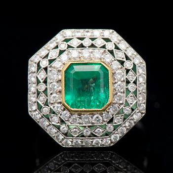 A RING, facetted emerald, brilliant cut diamonds, platinum. Art Deco, ca 1920s.