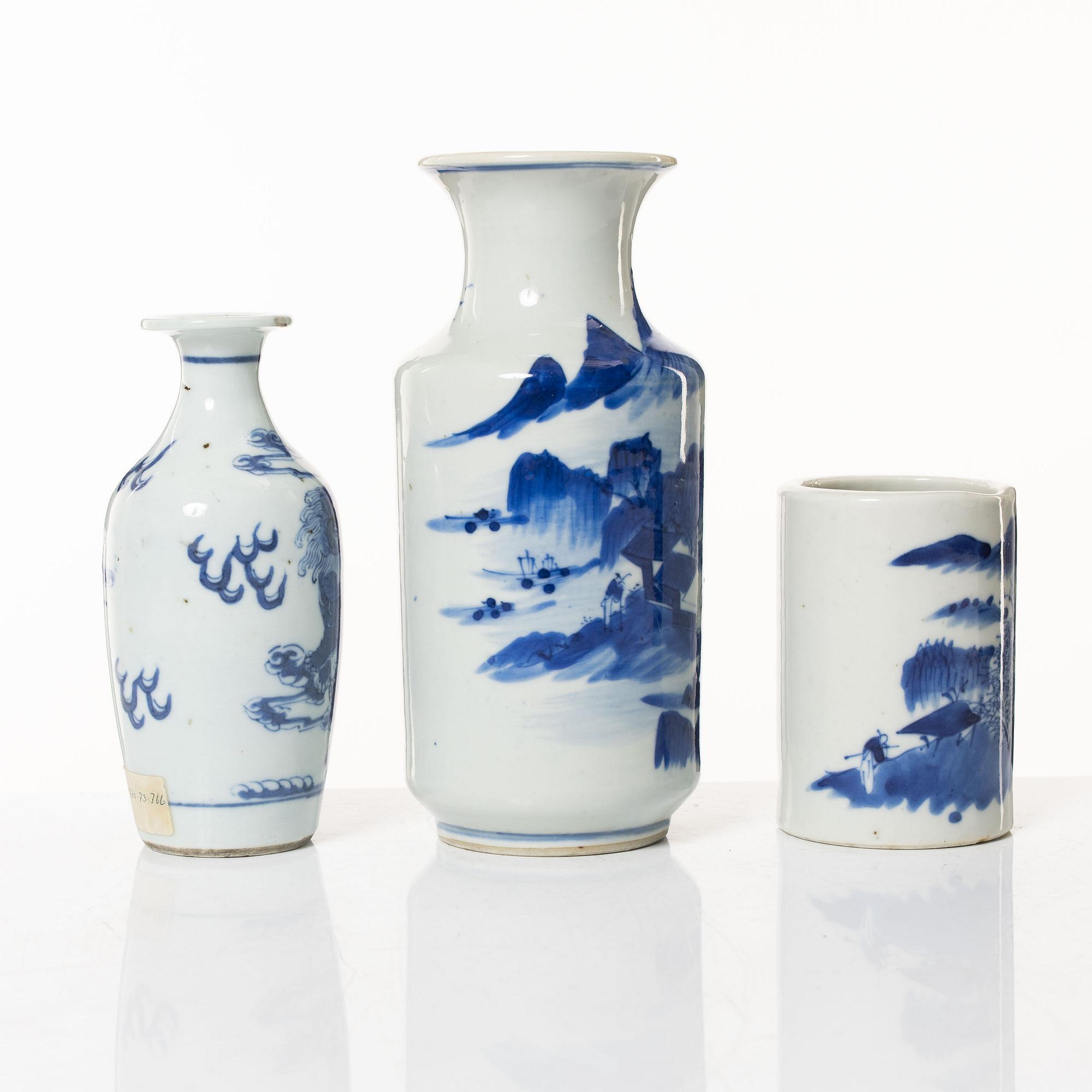 A group of three Chinese blue and white porcelain vases, 19th/20th century.