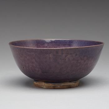 A purple bowl, Qing dynasty, 17th Century with Hongzhis six character mark.