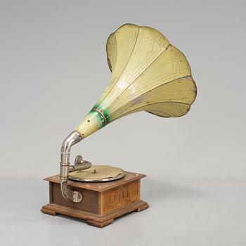 Gramophone, circa 1900.