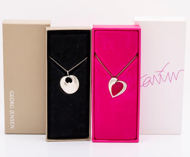 Georg Jensen 2 hängen med kedjor,sterling silver,  "Artist heart" av Karim Rashid, "Hidden heart" av Torun Bülow-Hübe.