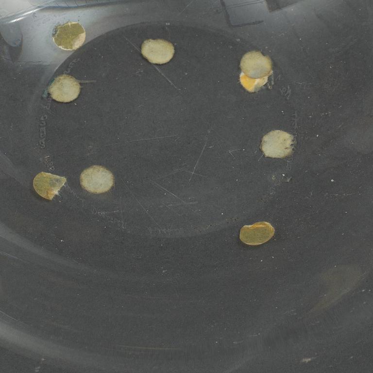 Hanne Dreutler & Arthur Zirnsack, "Äpple-Plommon-fat  nr 1", med åtta frukter i glas, Studio Åhus, 1988.