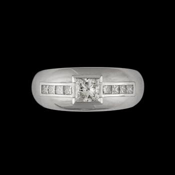 A princesscut diamond ring, circa 0.67 ct. Total carat weight circa 1.00 ct. Quality I/ SI.