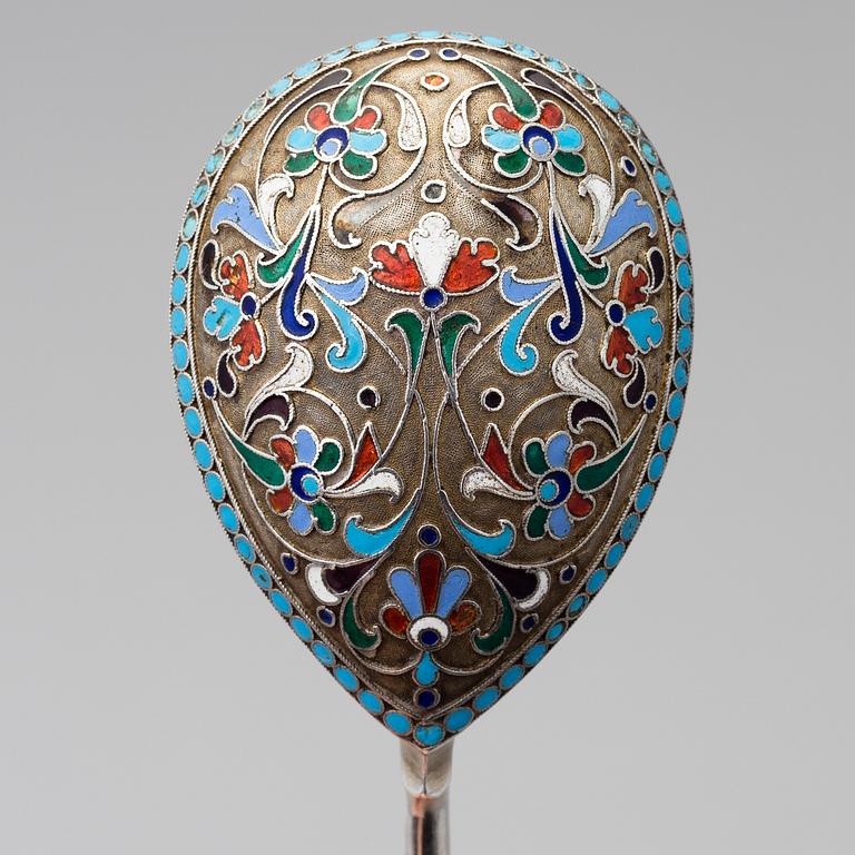 A RUSSIAN CLOISONNÉ ENAMEL SPOON, silver, Moscow, Petr Miljukov 1896-1908.