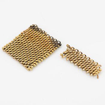 Armband guld med pärlor, smaragder och rubiner, två lösa länkar medföljer.