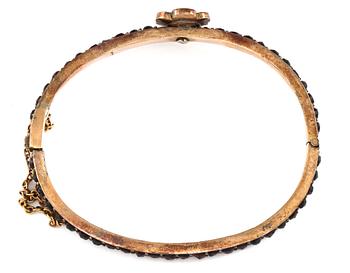 ARMRING, silver med fasettslipade granater.