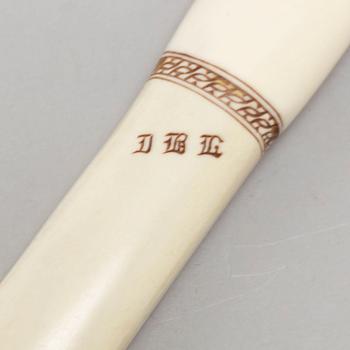 IVAR BERNHARD LAMPA, a reindeer horn Sami knife, Pajala, signed IBL.