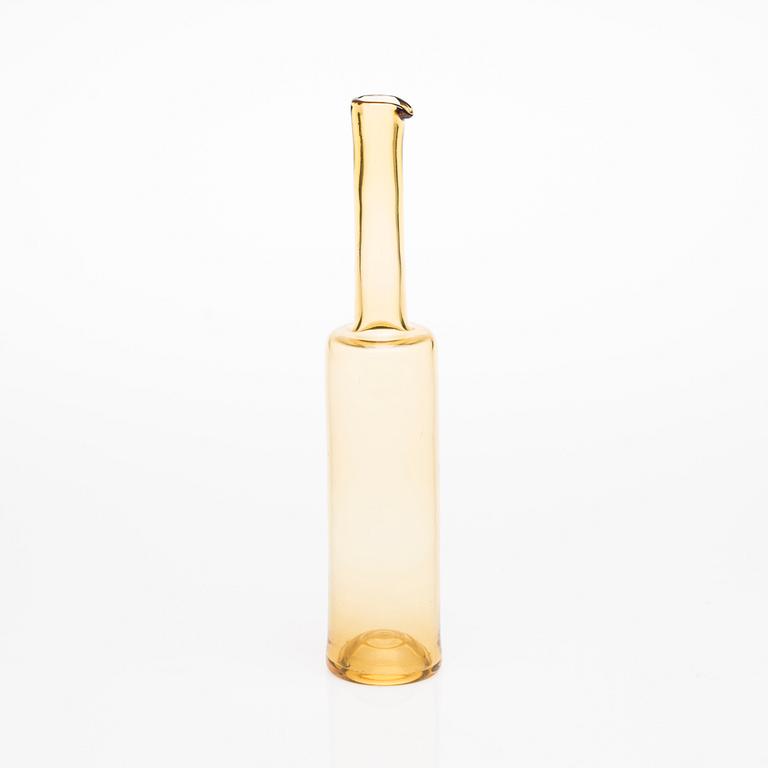 FLASKA, glas, signerad Nanny Still Riihimäen Lasi Oy. Modellen formgiven 1959.