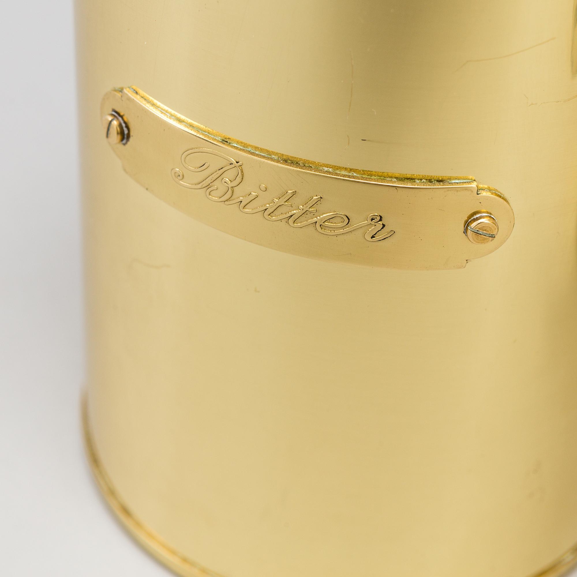 FOTOGENLAMPOR, ett par samt fotogenbehållare, mässing, G.V. Harnisch eftf., Köpenhamn, Danmark, 1900-talets andra hälft.