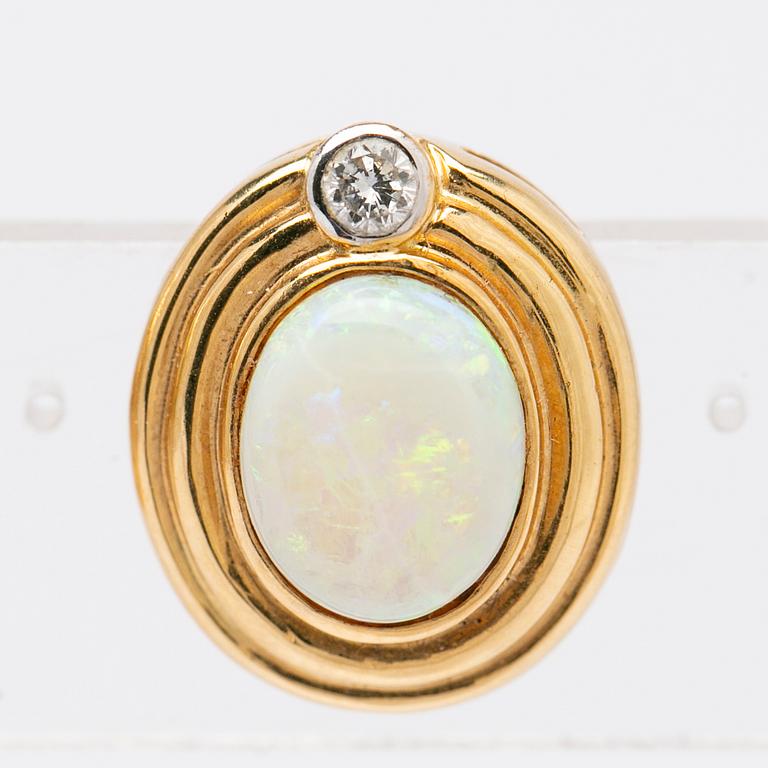 Earrings, 18k gold with opals and brilliant-cut diamonds.