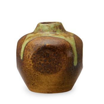 484. An Anders & Bess Wissler stoneware vase, Mariefred 1915.